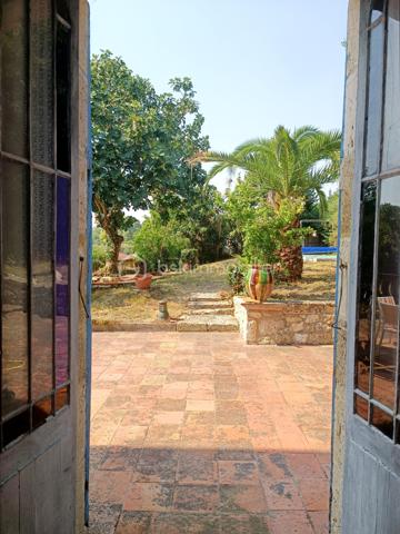 Au cœur de Saint-Clar, village emblématique de la Lomagne gersoise, cette maison bourgeoise bénéficie d'une situation privilégiée, à quelques pas du centre et de son célèbre marché du jeudi, dans un environnement vivant et convivial.

Derrière sa façade, la maison conserve de nombreux éléments anciens qui lui donnent son caractère : Cheminées anciennes, boiseries, vitraux, escaliers et planchers en bois ...  des grands couloirs, spacieux et traversants, desservent les différentes pièces tout en laissant circuler naturellement la lumière.

Le rez-de-chaussée s'articule autour de trois salons de réception, dont un élégant salon de billard habillé de magnifiques boiseries et agrémenté d'une cheminée. Les espaces de réception bénéficient d'une belle ouverture sur l'extérieur, avec un accès direct aux terrasses et au jardin, créant une agréable continuité entre la maison et ses espaces extérieurs. La propriété s'ouvre sur de magnifiques vues dégagées sur les vallons gersois.

Ce niveau comprend également une chambre avec point d'eau, ainsi qu'une cuisine au caractère rustique, prolongée par une arrière-cuisine fonctionnelle et une grande réserve, offrant de précieux espaces de rangement et de service.

À l'étage, cinq chambres spacieuses et lumineuses, chacune avec sa salle d'eau, offrent une organisation particulièrement intéressante pour une grande famille ou un projet d'accueil.

Les combles, aujourd'hui non aménagés, constituent un potentiel supplémentaire considérable et pourraient permettre de créer encore une importante surface habitable, sous réserve des autorisations et travaux nécessaires.

Des travaux de rénovation sont à prévoir afin d'adapter la maison aux standards actuels de confort, de performance et de qualité de vie. Ils permettront surtout de révéler tout le potentiel de cette demeure tout en préservant son caractère et ses volumes.

Grâce à sa distribution et à ses nombreux espaces, cette maison se prête à plusieurs projets : grande résidence familiale, maison d'hôtes ...

Saint-Clar permet de rejoindre Lectoure en une vingtaine de minutes, Auvillar en environ 25 minutes, et l'accès à l'A62 en moins d'une demi-heure. La gare TGV d'Agen est accessible en environ 45 minutes.

Une maison de caractère aux volumes rares, avec jardin, piscine, garage (3 voitures max), des vues ouvertes sur la campagne gersoise et un potentiel exceptionnel à révéler.
