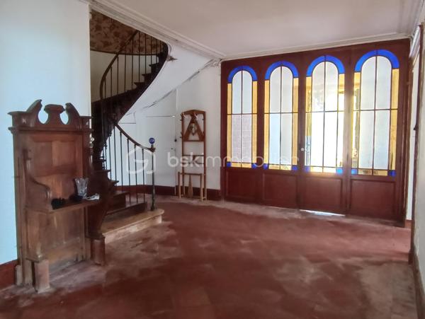 Au cœur de Saint-Clar, village emblématique de la Lomagne gersoise, cette maison bourgeoise bénéficie d'une situation privilégiée, à quelques pas du centre et de son célèbre marché du jeudi, dans un environnement vivant et convivial.

Derrière sa façade, la maison conserve de nombreux éléments anciens qui lui donnent son caractère : Cheminées anciennes, boiseries, vitraux, escaliers et planchers en bois ...  des grands couloirs, spacieux et traversants, desservent les différentes pièces tout en laissant circuler naturellement la lumière.

Le rez-de-chaussée s'articule autour de trois salons de réception, dont un élégant salon de billard habillé de magnifiques boiseries et agrémenté d'une cheminée. Les espaces de réception bénéficient d'une belle ouverture sur l'extérieur, avec un accès direct aux terrasses et au jardin, créant une agréable continuité entre la maison et ses espaces extérieurs. La propriété s'ouvre sur de magnifiques vues dégagées sur les vallons gersois.

Ce niveau comprend également une chambre avec point d'eau, ainsi qu'une cuisine au caractère rustique, prolongée par une arrière-cuisine fonctionnelle et une grande réserve, offrant de précieux espaces de rangement et de service.

À l'étage, cinq chambres spacieuses et lumineuses, chacune avec sa salle d'eau, offrent une organisation particulièrement intéressante pour une grande famille ou un projet d'accueil.

Les combles, aujourd'hui non aménagés, constituent un potentiel supplémentaire considérable et pourraient permettre de créer encore une importante surface habitable, sous réserve des autorisations et travaux nécessaires.

Des travaux de rénovation sont à prévoir afin d'adapter la maison aux standards actuels de confort, de performance et de qualité de vie. Ils permettront surtout de révéler tout le potentiel de cette demeure tout en préservant son caractère et ses volumes.

Grâce à sa distribution et à ses nombreux espaces, cette maison se prête à plusieurs projets : grande résidence familiale, maison d'hôtes ...

Saint-Clar permet de rejoindre Lectoure en une vingtaine de minutes, Auvillar en environ 25 minutes, et l'accès à l'A62 en moins d'une demi-heure. La gare TGV d'Agen est accessible en environ 45 minutes.

Une maison de caractère aux volumes rares, avec jardin, piscine, garage (3 voitures max), des vues ouvertes sur la campagne gersoise et un potentiel exceptionnel à révéler.