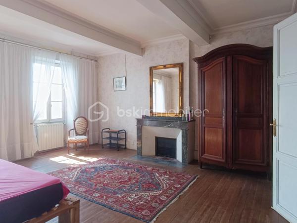 Au cœur de Saint-Clar, village emblématique de la Lomagne gersoise, cette maison bourgeoise bénéficie d'une situation privilégiée, à quelques pas du centre et de son célèbre marché du jeudi, dans un environnement vivant et convivial.

Derrière sa façade, la maison conserve de nombreux éléments anciens qui lui donnent son caractère : Cheminées anciennes, boiseries, vitraux, escaliers et planchers en bois ...  des grands couloirs, spacieux et traversants, desservent les différentes pièces tout en laissant circuler naturellement la lumière.

Le rez-de-chaussée s'articule autour de trois salons de réception, dont un élégant salon de billard habillé de magnifiques boiseries et agrémenté d'une cheminée. Les espaces de réception bénéficient d'une belle ouverture sur l'extérieur, avec un accès direct aux terrasses et au jardin, créant une agréable continuité entre la maison et ses espaces extérieurs. La propriété s'ouvre sur de magnifiques vues dégagées sur les vallons gersois.

Ce niveau comprend également une chambre avec point d'eau, ainsi qu'une cuisine au caractère rustique, prolongée par une arrière-cuisine fonctionnelle et une grande réserve, offrant de précieux espaces de rangement et de service.

À l'étage, cinq chambres spacieuses et lumineuses, chacune avec sa salle d'eau, offrent une organisation particulièrement intéressante pour une grande famille ou un projet d'accueil.

Les combles, aujourd'hui non aménagés, constituent un potentiel supplémentaire considérable et pourraient permettre de créer encore une importante surface habitable, sous réserve des autorisations et travaux nécessaires.

Des travaux de rénovation sont à prévoir afin d'adapter la maison aux standards actuels de confort, de performance et de qualité de vie. Ils permettront surtout de révéler tout le potentiel de cette demeure tout en préservant son caractère et ses volumes.

Grâce à sa distribution et à ses nombreux espaces, cette maison se prête à plusieurs projets : grande résidence familiale, maison d'hôtes ...

Saint-Clar permet de rejoindre Lectoure en une vingtaine de minutes, Auvillar en environ 25 minutes, et l'accès à l'A62 en moins d'une demi-heure. La gare TGV d'Agen est accessible en environ 45 minutes.

Une maison de caractère aux volumes rares, avec jardin, piscine, garage (3 voitures max), des vues ouvertes sur la campagne gersoise et un potentiel exceptionnel à révéler.