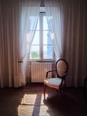 Au cœur de Saint-Clar, village emblématique de la Lomagne gersoise, cette maison bourgeoise bénéficie d'une situation privilégiée, à quelques pas du centre et de son célèbre marché du jeudi, dans un environnement vivant et convivial.

Derrière sa façade, la maison conserve de nombreux éléments anciens qui lui donnent son caractère : Cheminées anciennes, boiseries, vitraux, escaliers et planchers en bois ...  des grands couloirs, spacieux et traversants, desservent les différentes pièces tout en laissant circuler naturellement la lumière.

Le rez-de-chaussée s'articule autour de trois salons de réception, dont un élégant salon de billard habillé de magnifiques boiseries et agrémenté d'une cheminée. Les espaces de réception bénéficient d'une belle ouverture sur l'extérieur, avec un accès direct aux terrasses et au jardin, créant une agréable continuité entre la maison et ses espaces extérieurs. La propriété s'ouvre sur de magnifiques vues dégagées sur les vallons gersois.

Ce niveau comprend également une chambre avec point d'eau, ainsi qu'une cuisine au caractère rustique, prolongée par une arrière-cuisine fonctionnelle et une grande réserve, offrant de précieux espaces de rangement et de service.

À l'étage, cinq chambres spacieuses et lumineuses, chacune avec sa salle d'eau, offrent une organisation particulièrement intéressante pour une grande famille ou un projet d'accueil.

Les combles, aujourd'hui non aménagés, constituent un potentiel supplémentaire considérable et pourraient permettre de créer encore une importante surface habitable, sous réserve des autorisations et travaux nécessaires.

Des travaux de rénovation sont à prévoir afin d'adapter la maison aux standards actuels de confort, de performance et de qualité de vie. Ils permettront surtout de révéler tout le potentiel de cette demeure tout en préservant son caractère et ses volumes.

Grâce à sa distribution et à ses nombreux espaces, cette maison se prête à plusieurs projets : grande résidence familiale, maison d'hôtes ...

Saint-Clar permet de rejoindre Lectoure en une vingtaine de minutes, Auvillar en environ 25 minutes, et l'accès à l'A62 en moins d'une demi-heure. La gare TGV d'Agen est accessible en environ 45 minutes.

Une maison de caractère aux volumes rares, avec jardin, piscine, garage (3 voitures max), des vues ouvertes sur la campagne gersoise et un potentiel exceptionnel à révéler.