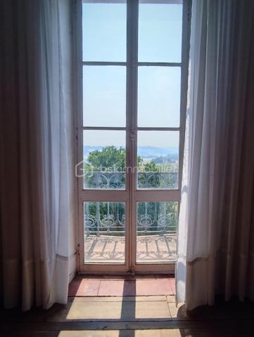 Au cœur de Saint-Clar, village emblématique de la Lomagne gersoise, cette maison bourgeoise bénéficie d'une situation privilégiée, à quelques pas du centre et de son célèbre marché du jeudi, dans un environnement vivant et convivial.

Derrière sa façade, la maison conserve de nombreux éléments anciens qui lui donnent son caractère : Cheminées anciennes, boiseries, vitraux, escaliers et planchers en bois ...  des grands couloirs, spacieux et traversants, desservent les différentes pièces tout en laissant circuler naturellement la lumière.

Le rez-de-chaussée s'articule autour de trois salons de réception, dont un élégant salon de billard habillé de magnifiques boiseries et agrémenté d'une cheminée. Les espaces de réception bénéficient d'une belle ouverture sur l'extérieur, avec un accès direct aux terrasses et au jardin, créant une agréable continuité entre la maison et ses espaces extérieurs. La propriété s'ouvre sur de magnifiques vues dégagées sur les vallons gersois.

Ce niveau comprend également une chambre avec point d'eau, ainsi qu'une cuisine au caractère rustique, prolongée par une arrière-cuisine fonctionnelle et une grande réserve, offrant de précieux espaces de rangement et de service.

À l'étage, cinq chambres spacieuses et lumineuses, chacune avec sa salle d'eau, offrent une organisation particulièrement intéressante pour une grande famille ou un projet d'accueil.

Les combles, aujourd'hui non aménagés, constituent un potentiel supplémentaire considérable et pourraient permettre de créer encore une importante surface habitable, sous réserve des autorisations et travaux nécessaires.

Des travaux de rénovation sont à prévoir afin d'adapter la maison aux standards actuels de confort, de performance et de qualité de vie. Ils permettront surtout de révéler tout le potentiel de cette demeure tout en préservant son caractère et ses volumes.

Grâce à sa distribution et à ses nombreux espaces, cette maison se prête à plusieurs projets : grande résidence familiale, maison d'hôtes ...

Saint-Clar permet de rejoindre Lectoure en une vingtaine de minutes, Auvillar en environ 25 minutes, et l'accès à l'A62 en moins d'une demi-heure. La gare TGV d'Agen est accessible en environ 45 minutes.

Une maison de caractère aux volumes rares, avec jardin, piscine, garage (3 voitures max), des vues ouvertes sur la campagne gersoise et un potentiel exceptionnel à révéler.