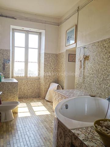 Au cœur de Saint-Clar, village emblématique de la Lomagne gersoise, cette maison bourgeoise bénéficie d'une situation privilégiée, à quelques pas du centre et de son célèbre marché du jeudi, dans un environnement vivant et convivial.

Derrière sa façade, la maison conserve de nombreux éléments anciens qui lui donnent son caractère : Cheminées anciennes, boiseries, vitraux, escaliers et planchers en bois ...  des grands couloirs, spacieux et traversants, desservent les différentes pièces tout en laissant circuler naturellement la lumière.

Le rez-de-chaussée s'articule autour de trois salons de réception, dont un élégant salon de billard habillé de magnifiques boiseries et agrémenté d'une cheminée. Les espaces de réception bénéficient d'une belle ouverture sur l'extérieur, avec un accès direct aux terrasses et au jardin, créant une agréable continuité entre la maison et ses espaces extérieurs. La propriété s'ouvre sur de magnifiques vues dégagées sur les vallons gersois.

Ce niveau comprend également une chambre avec point d'eau, ainsi qu'une cuisine au caractère rustique, prolongée par une arrière-cuisine fonctionnelle et une grande réserve, offrant de précieux espaces de rangement et de service.

À l'étage, cinq chambres spacieuses et lumineuses, chacune avec sa salle d'eau, offrent une organisation particulièrement intéressante pour une grande famille ou un projet d'accueil.

Les combles, aujourd'hui non aménagés, constituent un potentiel supplémentaire considérable et pourraient permettre de créer encore une importante surface habitable, sous réserve des autorisations et travaux nécessaires.

Des travaux de rénovation sont à prévoir afin d'adapter la maison aux standards actuels de confort, de performance et de qualité de vie. Ils permettront surtout de révéler tout le potentiel de cette demeure tout en préservant son caractère et ses volumes.

Grâce à sa distribution et à ses nombreux espaces, cette maison se prête à plusieurs projets : grande résidence familiale, maison d'hôtes ...

Saint-Clar permet de rejoindre Lectoure en une vingtaine de minutes, Auvillar en environ 25 minutes, et l'accès à l'A62 en moins d'une demi-heure. La gare TGV d'Agen est accessible en environ 45 minutes.

Une maison de caractère aux volumes rares, avec jardin, piscine, garage (3 voitures max), des vues ouvertes sur la campagne gersoise et un potentiel exceptionnel à révéler.