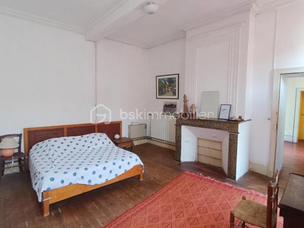 Au cœur de Saint-Clar, village emblématique de la Lomagne gersoise, cette maison bourgeoise bénéficie d'une situation privilégiée, à quelques pas du centre et de son célèbre marché du jeudi, dans un environnement vivant et convivial.

Derrière sa façade, la maison conserve de nombreux éléments anciens qui lui donnent son caractère : Cheminées anciennes, boiseries, vitraux, escaliers et planchers en bois ...  des grands couloirs, spacieux et traversants, desservent les différentes pièces tout en laissant circuler naturellement la lumière.

Le rez-de-chaussée s'articule autour de trois salons de réception, dont un élégant salon de billard habillé de magnifiques boiseries et agrémenté d'une cheminée. Les espaces de réception bénéficient d'une belle ouverture sur l'extérieur, avec un accès direct aux terrasses et au jardin, créant une agréable continuité entre la maison et ses espaces extérieurs. La propriété s'ouvre sur de magnifiques vues dégagées sur les vallons gersois.

Ce niveau comprend également une chambre avec point d'eau, ainsi qu'une cuisine au caractère rustique, prolongée par une arrière-cuisine fonctionnelle et une grande réserve, offrant de précieux espaces de rangement et de service.

À l'étage, cinq chambres spacieuses et lumineuses, chacune avec sa salle d'eau, offrent une organisation particulièrement intéressante pour une grande famille ou un projet d'accueil.

Les combles, aujourd'hui non aménagés, constituent un potentiel supplémentaire considérable et pourraient permettre de créer encore une importante surface habitable, sous réserve des autorisations et travaux nécessaires.

Des travaux de rénovation sont à prévoir afin d'adapter la maison aux standards actuels de confort, de performance et de qualité de vie. Ils permettront surtout de révéler tout le potentiel de cette demeure tout en préservant son caractère et ses volumes.

Grâce à sa distribution et à ses nombreux espaces, cette maison se prête à plusieurs projets : grande résidence familiale, maison d'hôtes ...

Saint-Clar permet de rejoindre Lectoure en une vingtaine de minutes, Auvillar en environ 25 minutes, et l'accès à l'A62 en moins d'une demi-heure. La gare TGV d'Agen est accessible en environ 45 minutes.

Une maison de caractère aux volumes rares, avec jardin, piscine, garage (3 voitures max), des vues ouvertes sur la campagne gersoise et un potentiel exceptionnel à révéler.