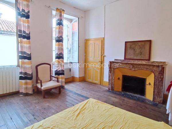 Au cœur de Saint-Clar, village emblématique de la Lomagne gersoise, cette maison bourgeoise bénéficie d'une situation privilégiée, à quelques pas du centre et de son célèbre marché du jeudi, dans un environnement vivant et convivial.

Derrière sa façade, la maison conserve de nombreux éléments anciens qui lui donnent son caractère : Cheminées anciennes, boiseries, vitraux, escaliers et planchers en bois ...  des grands couloirs, spacieux et traversants, desservent les différentes pièces tout en laissant circuler naturellement la lumière.

Le rez-de-chaussée s'articule autour de trois salons de réception, dont un élégant salon de billard habillé de magnifiques boiseries et agrémenté d'une cheminée. Les espaces de réception bénéficient d'une belle ouverture sur l'extérieur, avec un accès direct aux terrasses et au jardin, créant une agréable continuité entre la maison et ses espaces extérieurs. La propriété s'ouvre sur de magnifiques vues dégagées sur les vallons gersois.

Ce niveau comprend également une chambre avec point d'eau, ainsi qu'une cuisine au caractère rustique, prolongée par une arrière-cuisine fonctionnelle et une grande réserve, offrant de précieux espaces de rangement et de service.

À l'étage, cinq chambres spacieuses et lumineuses, chacune avec sa salle d'eau, offrent une organisation particulièrement intéressante pour une grande famille ou un projet d'accueil.

Les combles, aujourd'hui non aménagés, constituent un potentiel supplémentaire considérable et pourraient permettre de créer encore une importante surface habitable, sous réserve des autorisations et travaux nécessaires.

Des travaux de rénovation sont à prévoir afin d'adapter la maison aux standards actuels de confort, de performance et de qualité de vie. Ils permettront surtout de révéler tout le potentiel de cette demeure tout en préservant son caractère et ses volumes.

Grâce à sa distribution et à ses nombreux espaces, cette maison se prête à plusieurs projets : grande résidence familiale, maison d'hôtes ...

Saint-Clar permet de rejoindre Lectoure en une vingtaine de minutes, Auvillar en environ 25 minutes, et l'accès à l'A62 en moins d'une demi-heure. La gare TGV d'Agen est accessible en environ 45 minutes.

Une maison de caractère aux volumes rares, avec jardin, piscine, garage (3 voitures max), des vues ouvertes sur la campagne gersoise et un potentiel exceptionnel à révéler.