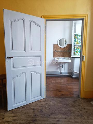 Au cœur de Saint-Clar, village emblématique de la Lomagne gersoise, cette maison bourgeoise bénéficie d'une situation privilégiée, à quelques pas du centre et de son célèbre marché du jeudi, dans un environnement vivant et convivial.

Derrière sa façade, la maison conserve de nombreux éléments anciens qui lui donnent son caractère : Cheminées anciennes, boiseries, vitraux, escaliers et planchers en bois ...  des grands couloirs, spacieux et traversants, desservent les différentes pièces tout en laissant circuler naturellement la lumière.

Le rez-de-chaussée s'articule autour de trois salons de réception, dont un élégant salon de billard habillé de magnifiques boiseries et agrémenté d'une cheminée. Les espaces de réception bénéficient d'une belle ouverture sur l'extérieur, avec un accès direct aux terrasses et au jardin, créant une agréable continuité entre la maison et ses espaces extérieurs. La propriété s'ouvre sur de magnifiques vues dégagées sur les vallons gersois.

Ce niveau comprend également une chambre avec point d'eau, ainsi qu'une cuisine au caractère rustique, prolongée par une arrière-cuisine fonctionnelle et une grande réserve, offrant de précieux espaces de rangement et de service.

À l'étage, cinq chambres spacieuses et lumineuses, chacune avec sa salle d'eau, offrent une organisation particulièrement intéressante pour une grande famille ou un projet d'accueil.

Les combles, aujourd'hui non aménagés, constituent un potentiel supplémentaire considérable et pourraient permettre de créer encore une importante surface habitable, sous réserve des autorisations et travaux nécessaires.

Des travaux de rénovation sont à prévoir afin d'adapter la maison aux standards actuels de confort, de performance et de qualité de vie. Ils permettront surtout de révéler tout le potentiel de cette demeure tout en préservant son caractère et ses volumes.

Grâce à sa distribution et à ses nombreux espaces, cette maison se prête à plusieurs projets : grande résidence familiale, maison d'hôtes ...

Saint-Clar permet de rejoindre Lectoure en une vingtaine de minutes, Auvillar en environ 25 minutes, et l'accès à l'A62 en moins d'une demi-heure. La gare TGV d'Agen est accessible en environ 45 minutes.

Une maison de caractère aux volumes rares, avec jardin, piscine, garage (3 voitures max), des vues ouvertes sur la campagne gersoise et un potentiel exceptionnel à révéler.