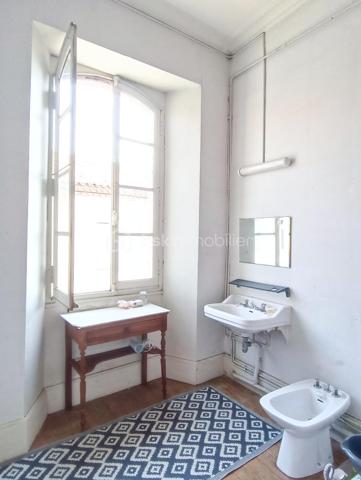 Au cœur de Saint-Clar, village emblématique de la Lomagne gersoise, cette maison bourgeoise bénéficie d'une situation privilégiée, à quelques pas du centre et de son célèbre marché du jeudi, dans un environnement vivant et convivial.

Derrière sa façade, la maison conserve de nombreux éléments anciens qui lui donnent son caractère : Cheminées anciennes, boiseries, vitraux, escaliers et planchers en bois ...  des grands couloirs, spacieux et traversants, desservent les différentes pièces tout en laissant circuler naturellement la lumière.

Le rez-de-chaussée s'articule autour de trois salons de réception, dont un élégant salon de billard habillé de magnifiques boiseries et agrémenté d'une cheminée. Les espaces de réception bénéficient d'une belle ouverture sur l'extérieur, avec un accès direct aux terrasses et au jardin, créant une agréable continuité entre la maison et ses espaces extérieurs. La propriété s'ouvre sur de magnifiques vues dégagées sur les vallons gersois.

Ce niveau comprend également une chambre avec point d'eau, ainsi qu'une cuisine au caractère rustique, prolongée par une arrière-cuisine fonctionnelle et une grande réserve, offrant de précieux espaces de rangement et de service.

À l'étage, cinq chambres spacieuses et lumineuses, chacune avec sa salle d'eau, offrent une organisation particulièrement intéressante pour une grande famille ou un projet d'accueil.

Les combles, aujourd'hui non aménagés, constituent un potentiel supplémentaire considérable et pourraient permettre de créer encore une importante surface habitable, sous réserve des autorisations et travaux nécessaires.

Des travaux de rénovation sont à prévoir afin d'adapter la maison aux standards actuels de confort, de performance et de qualité de vie. Ils permettront surtout de révéler tout le potentiel de cette demeure tout en préservant son caractère et ses volumes.

Grâce à sa distribution et à ses nombreux espaces, cette maison se prête à plusieurs projets : grande résidence familiale, maison d'hôtes ...

Saint-Clar permet de rejoindre Lectoure en une vingtaine de minutes, Auvillar en environ 25 minutes, et l'accès à l'A62 en moins d'une demi-heure. La gare TGV d'Agen est accessible en environ 45 minutes.

Une maison de caractère aux volumes rares, avec jardin, piscine, garage (3 voitures max), des vues ouvertes sur la campagne gersoise et un potentiel exceptionnel à révéler.