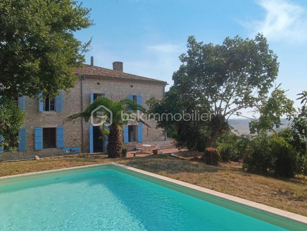 Au cœur de Saint-Clar, village emblématique de la Lomagne gersoise, cette maison bourgeoise bénéficie d'une situation privilégiée, à quelques pas du centre et de son célèbre marché du jeudi, dans un environnement vivant et convivial.

Derrière sa façade, la maison conserve de nombreux éléments anciens qui lui donnent son caractère : Cheminées anciennes, boiseries, vitraux, escaliers et planchers en bois ...  des grands couloirs, spacieux et traversants, desservent les différentes pièces tout en laissant circuler naturellement la lumière.

Le rez-de-chaussée s'articule autour de trois salons de réception, dont un élégant salon de billard habillé de magnifiques boiseries et agrémenté d'une cheminée. Les espaces de réception bénéficient d'une belle ouverture sur l'extérieur, avec un accès direct aux terrasses et au jardin, créant une agréable continuité entre la maison et ses espaces extérieurs. La propriété s'ouvre sur de magnifiques vues dégagées sur les vallons gersois.

Ce niveau comprend également une chambre avec point d'eau, ainsi qu'une cuisine au caractère rustique, prolongée par une arrière-cuisine fonctionnelle et une grande réserve, offrant de précieux espaces de rangement et de service.

À l'étage, cinq chambres spacieuses et lumineuses, chacune avec sa salle d'eau, offrent une organisation particulièrement intéressante pour une grande famille ou un projet d'accueil.

Les combles, aujourd'hui non aménagés, constituent un potentiel supplémentaire considérable et pourraient permettre de créer encore une importante surface habitable, sous réserve des autorisations et travaux nécessaires.

Des travaux de rénovation sont à prévoir afin d'adapter la maison aux standards actuels de confort, de performance et de qualité de vie. Ils permettront surtout de révéler tout le potentiel de cette demeure tout en préservant son caractère et ses volumes.

Grâce à sa distribution et à ses nombreux espaces, cette maison se prête à plusieurs projets : grande résidence familiale, maison d'hôtes ...

Saint-Clar permet de rejoindre Lectoure en une vingtaine de minutes, Auvillar en environ 25 minutes, et l'accès à l'A62 en moins d'une demi-heure. La gare TGV d'Agen est accessible en environ 45 minutes.

Une maison de caractère aux volumes rares, avec jardin, piscine, garage (3 voitures max), des vues ouvertes sur la campagne gersoise et un potentiel exceptionnel à révéler.