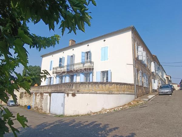 Au cœur de Saint-Clar, village emblématique de la Lomagne gersoise, cette maison bourgeoise bénéficie d'une situation privilégiée, à quelques pas du centre et de son célèbre marché du jeudi, dans un environnement vivant et convivial.

Derrière sa façade, la maison conserve de nombreux éléments anciens qui lui donnent son caractère : Cheminées anciennes, boiseries, vitraux, escaliers et planchers en bois ...  des grands couloirs, spacieux et traversants, desservent les différentes pièces tout en laissant circuler naturellement la lumière.

Le rez-de-chaussée s'articule autour de trois salons de réception, dont un élégant salon de billard habillé de magnifiques boiseries et agrémenté d'une cheminée. Les espaces de réception bénéficient d'une belle ouverture sur l'extérieur, avec un accès direct aux terrasses et au jardin, créant une agréable continuité entre la maison et ses espaces extérieurs. La propriété s'ouvre sur de magnifiques vues dégagées sur les vallons gersois.

Ce niveau comprend également une chambre avec point d'eau, ainsi qu'une cuisine au caractère rustique, prolongée par une arrière-cuisine fonctionnelle et une grande réserve, offrant de précieux espaces de rangement et de service.

À l'étage, cinq chambres spacieuses et lumineuses, chacune avec sa salle d'eau, offrent une organisation particulièrement intéressante pour une grande famille ou un projet d'accueil.

Les combles, aujourd'hui non aménagés, constituent un potentiel supplémentaire considérable et pourraient permettre de créer encore une importante surface habitable, sous réserve des autorisations et travaux nécessaires.

Des travaux de rénovation sont à prévoir afin d'adapter la maison aux standards actuels de confort, de performance et de qualité de vie. Ils permettront surtout de révéler tout le potentiel de cette demeure tout en préservant son caractère et ses volumes.

Grâce à sa distribution et à ses nombreux espaces, cette maison se prête à plusieurs projets : grande résidence familiale, maison d'hôtes ...

Saint-Clar permet de rejoindre Lectoure en une vingtaine de minutes, Auvillar en environ 25 minutes, et l'accès à l'A62 en moins d'une demi-heure. La gare TGV d'Agen est accessible en environ 45 minutes.

Une maison de caractère aux volumes rares, avec jardin, piscine, garage (3 voitures max), des vues ouvertes sur la campagne gersoise et un potentiel exceptionnel à révéler.