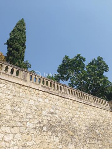 Au cœur de Saint-Clar, village emblématique de la Lomagne gersoise, cette maison bourgeoise bénéficie d'une situation privilégiée, à quelques pas du centre et de son célèbre marché du jeudi, dans un environnement vivant et convivial.

Derrière sa façade, la maison conserve de nombreux éléments anciens qui lui donnent son caractère : Cheminées anciennes, boiseries, vitraux, escaliers et planchers en bois ...  des grands couloirs, spacieux et traversants, desservent les différentes pièces tout en laissant circuler naturellement la lumière.

Le rez-de-chaussée s'articule autour de trois salons de réception, dont un élégant salon de billard habillé de magnifiques boiseries et agrémenté d'une cheminée. Les espaces de réception bénéficient d'une belle ouverture sur l'extérieur, avec un accès direct aux terrasses et au jardin, créant une agréable continuité entre la maison et ses espaces extérieurs. La propriété s'ouvre sur de magnifiques vues dégagées sur les vallons gersois.

Ce niveau comprend également une chambre avec point d'eau, ainsi qu'une cuisine au caractère rustique, prolongée par une arrière-cuisine fonctionnelle et une grande réserve, offrant de précieux espaces de rangement et de service.

À l'étage, cinq chambres spacieuses et lumineuses, chacune avec sa salle d'eau, offrent une organisation particulièrement intéressante pour une grande famille ou un projet d'accueil.

Les combles, aujourd'hui non aménagés, constituent un potentiel supplémentaire considérable et pourraient permettre de créer encore une importante surface habitable, sous réserve des autorisations et travaux nécessaires.

Des travaux de rénovation sont à prévoir afin d'adapter la maison aux standards actuels de confort, de performance et de qualité de vie. Ils permettront surtout de révéler tout le potentiel de cette demeure tout en préservant son caractère et ses volumes.

Grâce à sa distribution et à ses nombreux espaces, cette maison se prête à plusieurs projets : grande résidence familiale, maison d'hôtes ...

Saint-Clar permet de rejoindre Lectoure en une vingtaine de minutes, Auvillar en environ 25 minutes, et l'accès à l'A62 en moins d'une demi-heure. La gare TGV d'Agen est accessible en environ 45 minutes.

Une maison de caractère aux volumes rares, avec jardin, piscine, garage (3 voitures max), des vues ouvertes sur la campagne gersoise et un potentiel exceptionnel à révéler.
