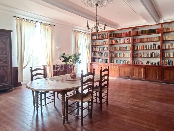 Au cœur de Saint-Clar, village emblématique de la Lomagne gersoise, cette maison bourgeoise bénéficie d'une situation privilégiée, à quelques pas du centre et de son célèbre marché du jeudi, dans un environnement vivant et convivial.

Derrière sa façade, la maison conserve de nombreux éléments anciens qui lui donnent son caractère : Cheminées anciennes, boiseries, vitraux, escaliers et planchers en bois ...  des grands couloirs, spacieux et traversants, desservent les différentes pièces tout en laissant circuler naturellement la lumière.

Le rez-de-chaussée s'articule autour de trois salons de réception, dont un élégant salon de billard habillé de magnifiques boiseries et agrémenté d'une cheminée. Les espaces de réception bénéficient d'une belle ouverture sur l'extérieur, avec un accès direct aux terrasses et au jardin, créant une agréable continuité entre la maison et ses espaces extérieurs. La propriété s'ouvre sur de magnifiques vues dégagées sur les vallons gersois.

Ce niveau comprend également une chambre avec point d'eau, ainsi qu'une cuisine au caractère rustique, prolongée par une arrière-cuisine fonctionnelle et une grande réserve, offrant de précieux espaces de rangement et de service.

À l'étage, cinq chambres spacieuses et lumineuses, chacune avec sa salle d'eau, offrent une organisation particulièrement intéressante pour une grande famille ou un projet d'accueil.

Les combles, aujourd'hui non aménagés, constituent un potentiel supplémentaire considérable et pourraient permettre de créer encore une importante surface habitable, sous réserve des autorisations et travaux nécessaires.

Des travaux de rénovation sont à prévoir afin d'adapter la maison aux standards actuels de confort, de performance et de qualité de vie. Ils permettront surtout de révéler tout le potentiel de cette demeure tout en préservant son caractère et ses volumes.

Grâce à sa distribution et à ses nombreux espaces, cette maison se prête à plusieurs projets : grande résidence familiale, maison d'hôtes ...

Saint-Clar permet de rejoindre Lectoure en une vingtaine de minutes, Auvillar en environ 25 minutes, et l'accès à l'A62 en moins d'une demi-heure. La gare TGV d'Agen est accessible en environ 45 minutes.

Une maison de caractère aux volumes rares, avec jardin, piscine, garage (3 voitures max), des vues ouvertes sur la campagne gersoise et un potentiel exceptionnel à révéler.