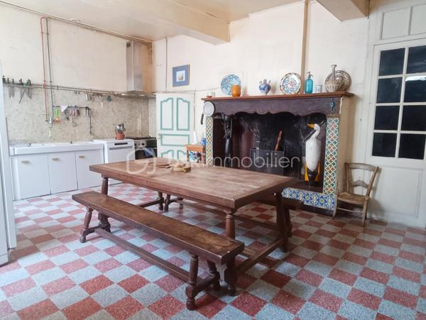 Au cœur de Saint-Clar, village emblématique de la Lomagne gersoise, cette maison bourgeoise bénéficie d'une situation privilégiée, à quelques pas du centre et de son célèbre marché du jeudi, dans un environnement vivant et convivial.

Derrière sa façade, la maison conserve de nombreux éléments anciens qui lui donnent son caractère : Cheminées anciennes, boiseries, vitraux, escaliers et planchers en bois ...  des grands couloirs, spacieux et traversants, desservent les différentes pièces tout en laissant circuler naturellement la lumière.

Le rez-de-chaussée s'articule autour de trois salons de réception, dont un élégant salon de billard habillé de magnifiques boiseries et agrémenté d'une cheminée. Les espaces de réception bénéficient d'une belle ouverture sur l'extérieur, avec un accès direct aux terrasses et au jardin, créant une agréable continuité entre la maison et ses espaces extérieurs. La propriété s'ouvre sur de magnifiques vues dégagées sur les vallons gersois.

Ce niveau comprend également une chambre avec point d'eau, ainsi qu'une cuisine au caractère rustique, prolongée par une arrière-cuisine fonctionnelle et une grande réserve, offrant de précieux espaces de rangement et de service.

À l'étage, cinq chambres spacieuses et lumineuses, chacune avec sa salle d'eau, offrent une organisation particulièrement intéressante pour une grande famille ou un projet d'accueil.

Les combles, aujourd'hui non aménagés, constituent un potentiel supplémentaire considérable et pourraient permettre de créer encore une importante surface habitable, sous réserve des autorisations et travaux nécessaires.

Des travaux de rénovation sont à prévoir afin d'adapter la maison aux standards actuels de confort, de performance et de qualité de vie. Ils permettront surtout de révéler tout le potentiel de cette demeure tout en préservant son caractère et ses volumes.

Grâce à sa distribution et à ses nombreux espaces, cette maison se prête à plusieurs projets : grande résidence familiale, maison d'hôtes ...

Saint-Clar permet de rejoindre Lectoure en une vingtaine de minutes, Auvillar en environ 25 minutes, et l'accès à l'A62 en moins d'une demi-heure. La gare TGV d'Agen est accessible en environ 45 minutes.

Une maison de caractère aux volumes rares, avec jardin, piscine, garage (3 voitures max), des vues ouvertes sur la campagne gersoise et un potentiel exceptionnel à révéler.
