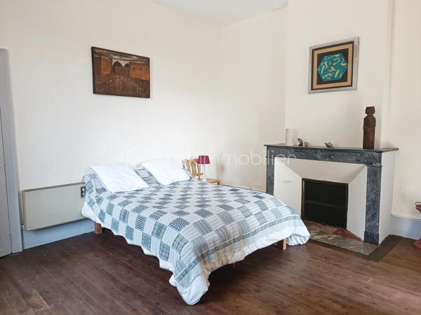 Au cœur de Saint-Clar, village emblématique de la Lomagne gersoise, cette maison bourgeoise bénéficie d'une situation privilégiée, à quelques pas du centre et de son célèbre marché du jeudi, dans un environnement vivant et convivial.

Derrière sa façade, la maison conserve de nombreux éléments anciens qui lui donnent son caractère : Cheminées anciennes, boiseries, vitraux, escaliers et planchers en bois ...  des grands couloirs, spacieux et traversants, desservent les différentes pièces tout en laissant circuler naturellement la lumière.

Le rez-de-chaussée s'articule autour de trois salons de réception, dont un élégant salon de billard habillé de magnifiques boiseries et agrémenté d'une cheminée. Les espaces de réception bénéficient d'une belle ouverture sur l'extérieur, avec un accès direct aux terrasses et au jardin, créant une agréable continuité entre la maison et ses espaces extérieurs. La propriété s'ouvre sur de magnifiques vues dégagées sur les vallons gersois.

Ce niveau comprend également une chambre avec point d'eau, ainsi qu'une cuisine au caractère rustique, prolongée par une arrière-cuisine fonctionnelle et une grande réserve, offrant de précieux espaces de rangement et de service.

À l'étage, cinq chambres spacieuses et lumineuses, chacune avec sa salle d'eau, offrent une organisation particulièrement intéressante pour une grande famille ou un projet d'accueil.

Les combles, aujourd'hui non aménagés, constituent un potentiel supplémentaire considérable et pourraient permettre de créer encore une importante surface habitable, sous réserve des autorisations et travaux nécessaires.

Des travaux de rénovation sont à prévoir afin d'adapter la maison aux standards actuels de confort, de performance et de qualité de vie. Ils permettront surtout de révéler tout le potentiel de cette demeure tout en préservant son caractère et ses volumes.

Grâce à sa distribution et à ses nombreux espaces, cette maison se prête à plusieurs projets : grande résidence familiale, maison d'hôtes ...

Saint-Clar permet de rejoindre Lectoure en une vingtaine de minutes, Auvillar en environ 25 minutes, et l'accès à l'A62 en moins d'une demi-heure. La gare TGV d'Agen est accessible en environ 45 minutes.

Une maison de caractère aux volumes rares, avec jardin, piscine, garage (3 voitures max), des vues ouvertes sur la campagne gersoise et un potentiel exceptionnel à révéler.