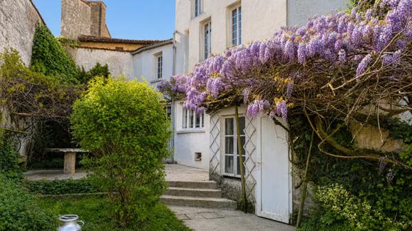 Maison de ville avec jardin à Chef-Boutonne