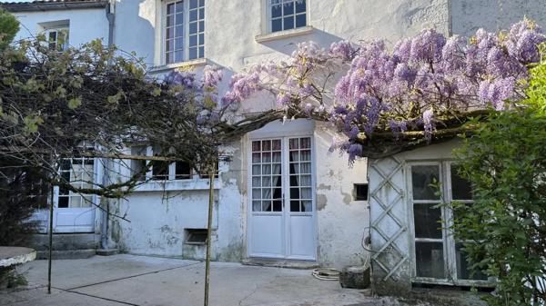 Maison de ville avec jardin à Chef-Boutonne