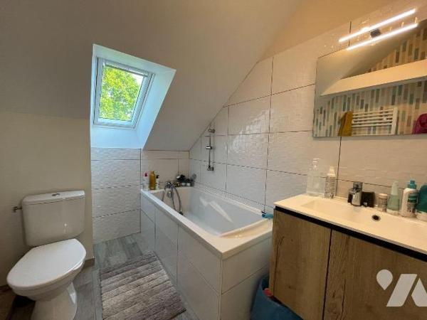 Commune de MAEN ROCH (35460) - St Brice en Coglès : Sortie de bourg, au fond d'une impasse sans...