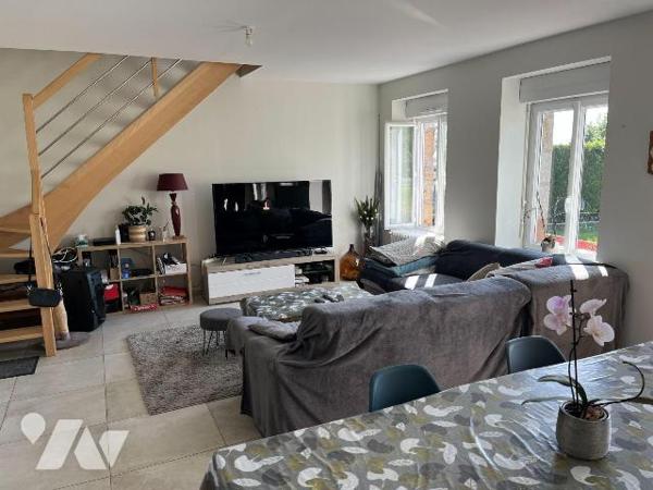 Commune de MAEN ROCH (35460) - St Brice en Coglès : Sortie de bourg, au fond d'une impasse sans...