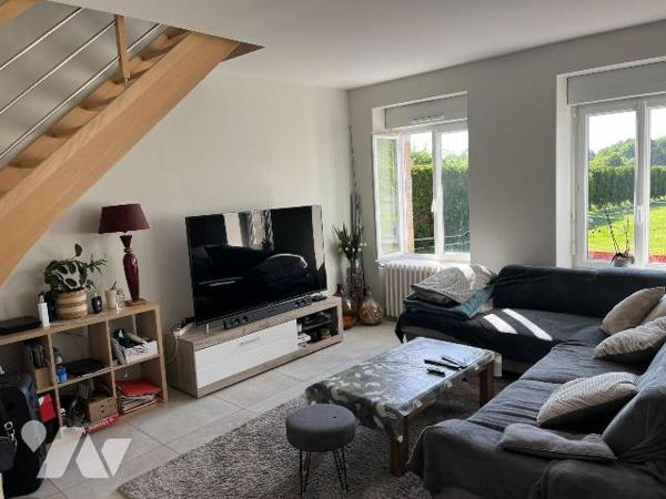 Commune de MAEN ROCH (35460) - St Brice en Coglès : Sortie de bourg, au fond d'une impasse sans...