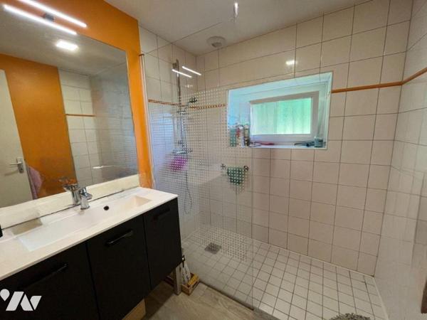 Commune de MAEN ROCH (35460) - St Brice en Coglès : Sortie de bourg, au fond d'une impasse sans...