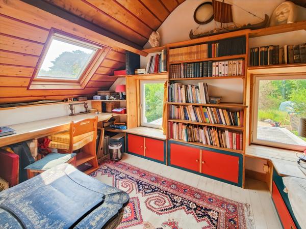 ILE DE GROIX - Domaine 9600m2, 2 habitations. Maison de154m2 sortie d'un livre d'aventure!