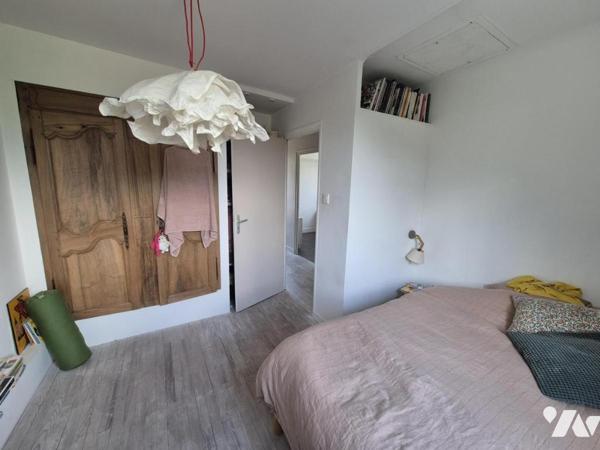 Maison mitoyenne de 82 m² avec jardin paysager de 476 m², grand garage et cave
