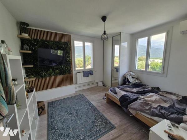 Maison mitoyenne de 82 m² avec jardin paysager de 476 m², grand garage et cave