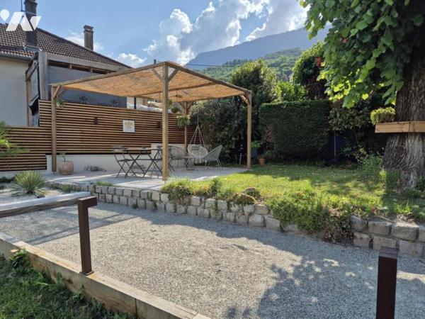 Maison mitoyenne de 82 m² avec jardin paysager de 476 m², grand garage et cave