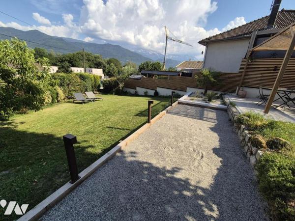 Maison mitoyenne de 82 m² avec jardin paysager de 476 m², grand garage et cave
