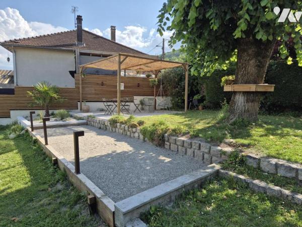 Maison mitoyenne de 82 m² avec jardin paysager de 476 m², grand garage et cave