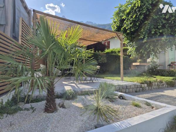 Maison mitoyenne de 82 m² avec jardin paysager de 476 m², grand garage et cave