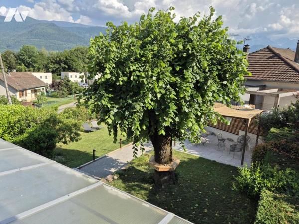 Maison mitoyenne de 82 m² avec jardin paysager de 476 m², grand garage et cave