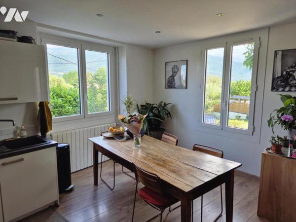 Maison mitoyenne de 82 m² avec jardin paysager de 476 m², grand garage et cave