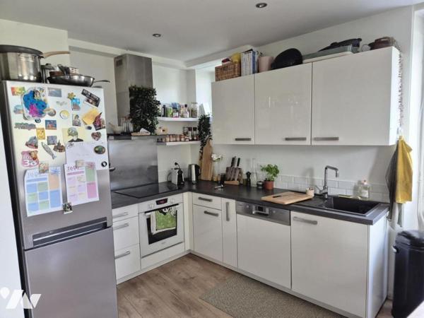 Maison mitoyenne de 82 m² avec jardin paysager de 476 m², grand garage et cave