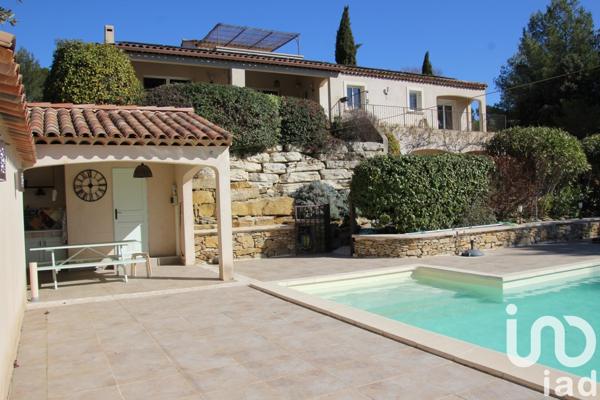 Maison traditionnelle 8 pièces de 240 m² à Pourrières (83910)