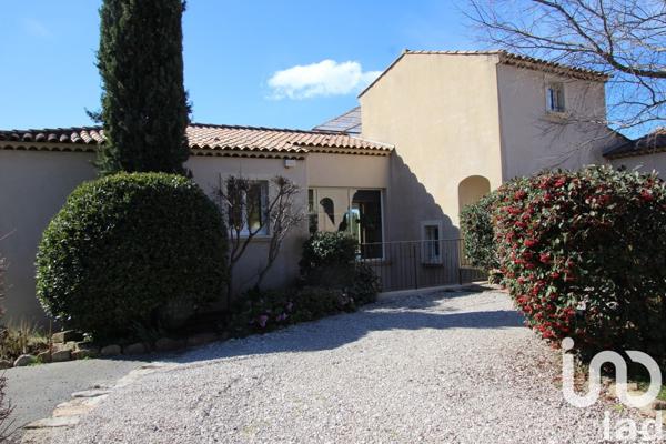 Maison traditionnelle 8 pièces de 240 m² à Pourrières (83910)