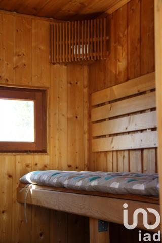 Maison traditionnelle 8 pièces de 240 m² à Pourrières (83910)