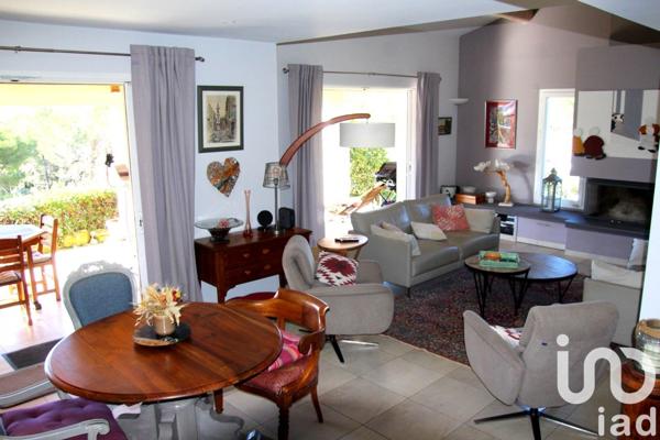 Maison traditionnelle 8 pièces de 240 m² à Pourrières (83910)