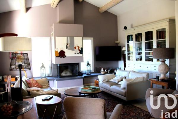 Maison traditionnelle 8 pièces de 240 m² à Pourrières (83910)