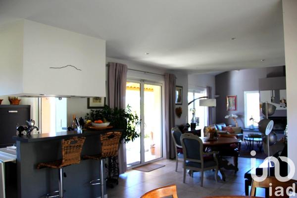 Maison traditionnelle 8 pièces de 240 m² à Pourrières (83910)