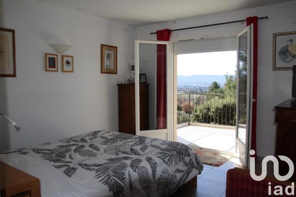 Maison traditionnelle 8 pièces de 240 m² à Pourrières (83910)