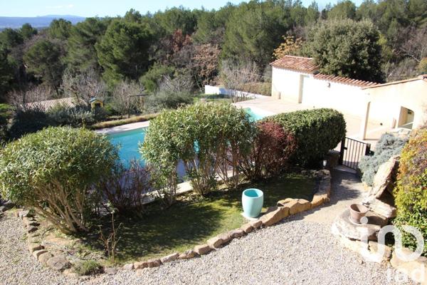 Maison traditionnelle 8 pièces de 240 m² à Pourrières (83910)