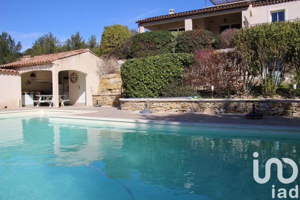 Maison traditionnelle 8 pièces de 240 m² à Pourrières (83910)