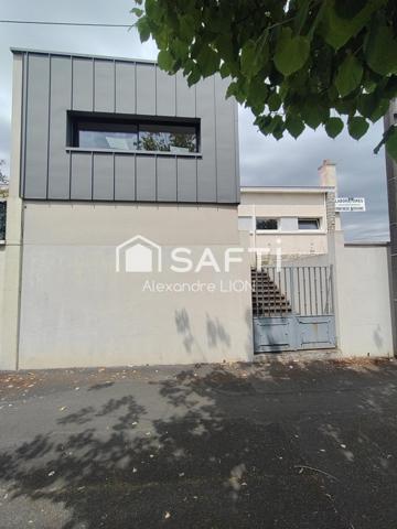 Venez visiter cette Maison de 139 m² sur sous sol très bien situé dans le nord de Niort