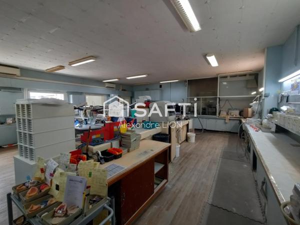 Venez visiter cette Maison de 139 m² sur sous sol très bien situé dans le nord de Niort