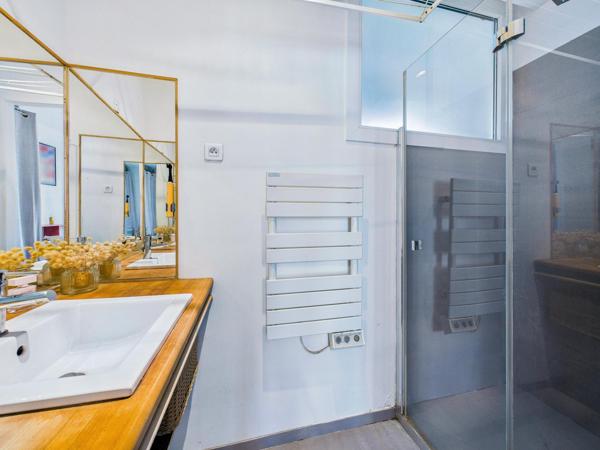 Métro Anatole-France - 2 pièces au calme avec charme de l'ancien et lumière