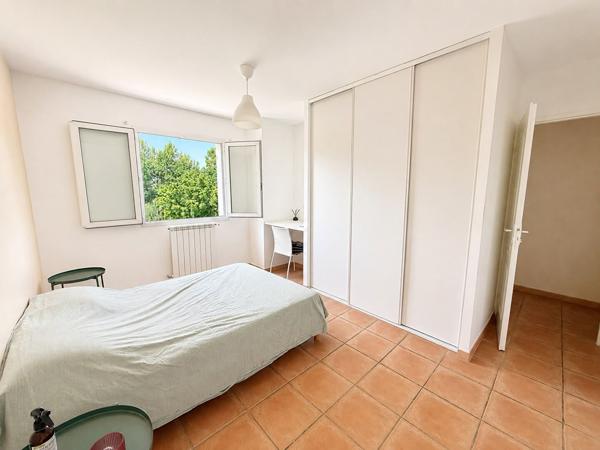 Maison Bouc Bel Air 6 pièce(s) 130.88 m2, grand garage avec buanderie, grand séjour, 5 chambres, cuisine équipée, terrain de 734m², proche des commerces