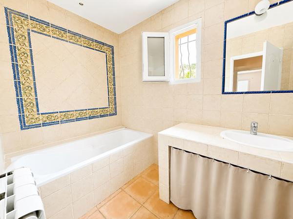 Maison Bouc Bel Air 6 pièce(s) 130.88 m2, grand garage avec buanderie, grand séjour, 5 chambres, cuisine équipée, terrain de 734m², proche des commerces