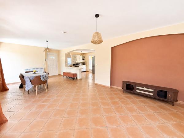 Maison Bouc Bel Air 6 pièce(s) 130.88 m2, grand garage avec buanderie, grand séjour, 5 chambres, cuisine équipée, terrain de 734m², proche des commerces