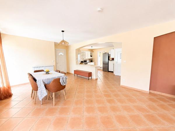 Maison Bouc Bel Air 6 pièce(s) 130.88 m2, grand garage avec buanderie, grand séjour, 5 chambres, cuisine équipée, terrain de 734m², proche des commerces