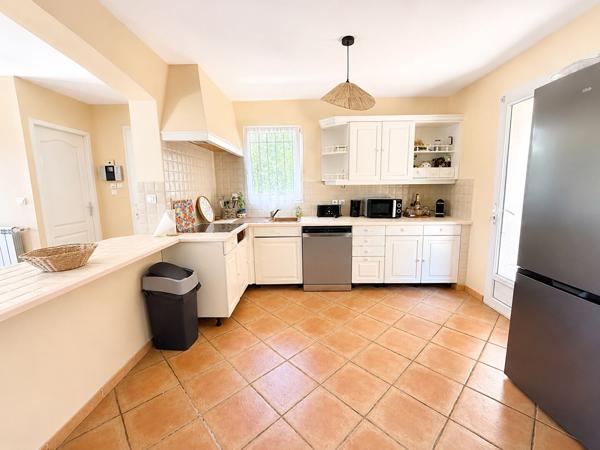 Maison Bouc Bel Air 6 pièce(s) 130.88 m2, grand garage avec buanderie, grand séjour, 5 chambres, cuisine équipée, terrain de 734m², proche des commerces