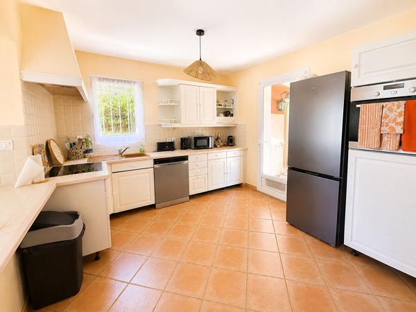Maison Bouc Bel Air 6 pièce(s) 130.88 m2, grand garage avec buanderie, grand séjour, 5 chambres, cuisine équipée, terrain de 734m², proche des commerces